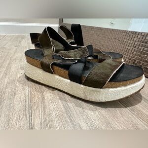 Woman’s sandals size 6